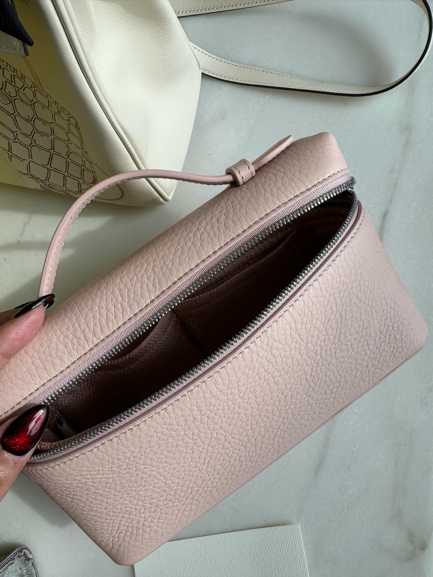 Merandi Luxury bag insert for Loro Extra Pocket PouchMERANDI bag insert is the perfect blend of luxury and functionality. Crafted with Thai premium silk, this practical luxury bag organizer/insert keeps all your belongings organized in your beloved Hermès